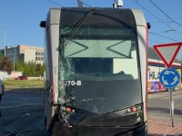 Tramvay İle Kamyon Çarpıştı: 5 Yaralı
