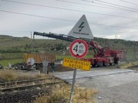 Tren ile Kamyon Çarpıştı: 2 Yaralı