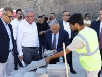 Başkan Büyükkılıç, Cumhuriyet Meydanı'ndaki yenileme çalışmalarını inceledi