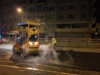 Büyükşehir’den Yoğunburç alt geçidinde gece yarısı asfalt mesaisi