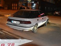 Kavşakta kaldırıma çarpan otomobilin sürücüsü yaralandı