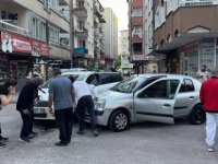 İki otomobilin çarpıştığı kaza hasara neden oldu