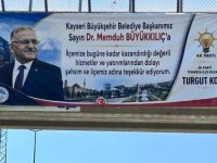 AK PARTİ TOMARZA İLÇE BAŞKANI TURGUT KOÇ’TAN BAŞKAN MEMDUH BÜYÜKKILIÇ’A PANKARTLI TEŞEKKÜR