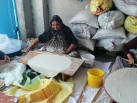 Ebiç’te kadınlar imece usulü yufka yapıyor