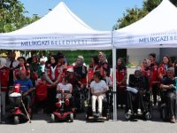12 engelli bireye akülü araç ve tekerlekli sandalye desteği