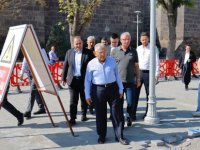 Başkan Büyükkılıç, Cumhuriyet Meydanı’ndaki çalışmaları inceledi