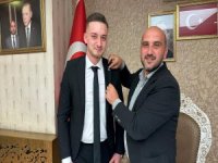 BAŞKAN TAYYAR ŞAHİN GENÇ GİRİŞİMCİYE ROZET TAKTI