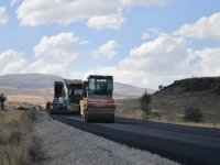 Büyükşehir’den 15 kilometrelik Tomarza-Talas kırsal yolunda asfalt çalışması