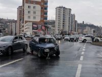 Otomobiller çarpıştı: 3 yaralı