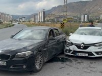 Kayseri’de iki otomobil çarpıştı: 2 yaralı