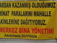 Bina yönetim sahibi, kazandığı tazminatla vatandaşlara karpuz dağıttı