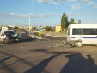 İşçi servisi ile hafif ticari araç çarpıştı: 2 yaralı