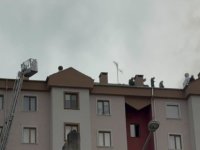 Aydınlıkevler mahallesinde binanın çatı katında yangın
