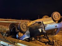 Kayseri’de otomobil refüje devrildi: 2 yaralı