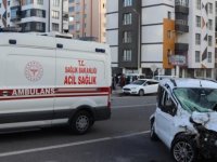 Hafif ticari araçla çarpışan işçi servisi tarlaya girdi: 1 ölü, 5 yaralı