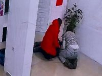 Eski eşini tabancayla vurarak yaraladı; kadının iş yerine sığınma anı kamerada