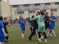 Futbolcular sahada tekme tokat birbirine girdi