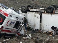 Hasta taşıyan ambulans, kamyonetle çarpıştı: 6 yaralı