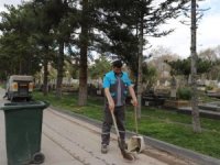 Kayseri'de mezarlıklar bayrama hazır