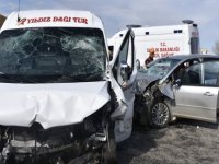 Sivas'ta minibüs ile otomobil çarpıştı; 1 ölü, 17 yaralı