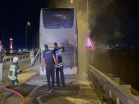 Turistleri taşıyan otobüs seyir halindeyken alev aldı