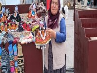 3 Çocuk annesi sattığı bez bebekler için 5 dil öğrendi
