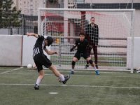 Görme engelli öğretmen, okulda öğrencilerin, yeşil sahada topun peşinden koşuyor