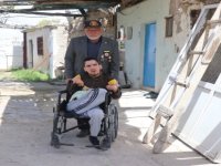 Taşhan'da 35 yıldır yatalak oğlu için terk edilen mahalleyi bekliyor