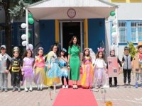 Minikler atıklardan kıyafet hazırlayıp, defile yaptı