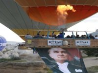 Kapadokya'da balonlar, 19 Mayıs'ta Türk bayrakları ve Atatürk posterleriyle havalandı