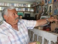 40 yıldır biriktirdiği eşyalarını evinin garajında müzeye dönüştürdüğü bölümde sergiliyor
