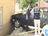 Sürücüsü fenalaşan otomobil, duvara çarptı: 1 ölü, 1 yaralı