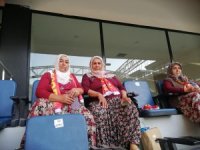 YEŞİLHİSAR SOĞANLI'DAN GELEN KADINLAR KAYSERİSPOR MAÇINI İZLEDİ