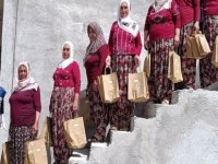 Kooperatif üyesi kadınlardan Kayserisporlu futbolculara bez bebek hediyesi