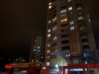 Kayseri'de sağanak; binanın çatısına yıldırım düştü, araçlar zarar gördü