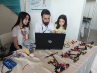 Elektronik öğretmeni, kızlarıyla katıldığı robot yarışmasında 3 derece elde etti