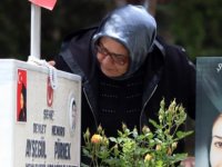 Anneler Günü'nü kutlamak için 8 yıldır şehit kızının mezarına gidiyor