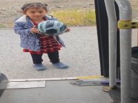 Yoldaki çocuğun topunu şişiren otobüs şoförü: O kadar tatlı ki; servetini istese verirsin