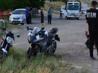 Yola dökülen madeni yağ nedeniyle devrilen motosikletteki 2 kişi yaralandı