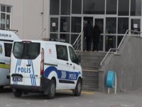 Şeker mahallesinde ilişkisi yaşadığı öğretmeni okulda silahla vurdu