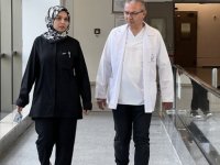 Hemşire Fatma 4 yıldır babasıyla aynı hastanede çalışıyor