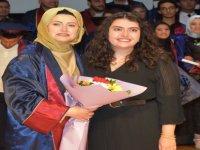 İki kanseri yendi, 49 yaşında üniversiteyi birincilikle bitirdi