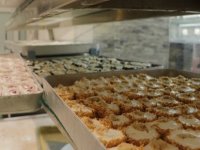 8 Asırlık çarşıdaki dükkanda müşterinin gözü önünde yaptığı lokumları satıyor