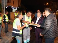 Başkan Yalçın, işçilerle sohbet edip baklava ikramında bulundu