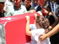 Elinde oyuncağı, şehit babasının tabutuna sarılıp gözyaşı döktü