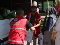 1 tır dolusu 17 ton karpuz dağıtıldı