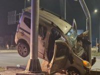 Kayseri'de hafif ticari araç, elektrik direğine çarptı: 7 yaralı