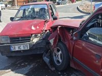 Kayseri’de iki otomobil çarpıştı: 2 yaralı