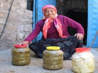 İşitme engelli çift, ürettikleri ürünleri yazdıkları kağıtlarla turistlere satıyor