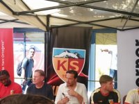 Kayserispor teknik direktörü Gisdol, futbolcular ile Storede taraftar ile buluştu forma imzaladı